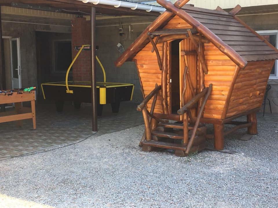 Hotel Lastochka Zaliznyi Port Exterior foto
